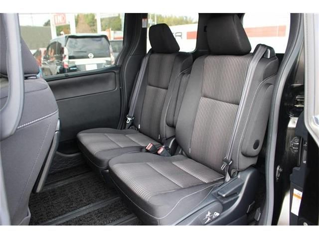 TOYOTA VOXY HYBRID 2017