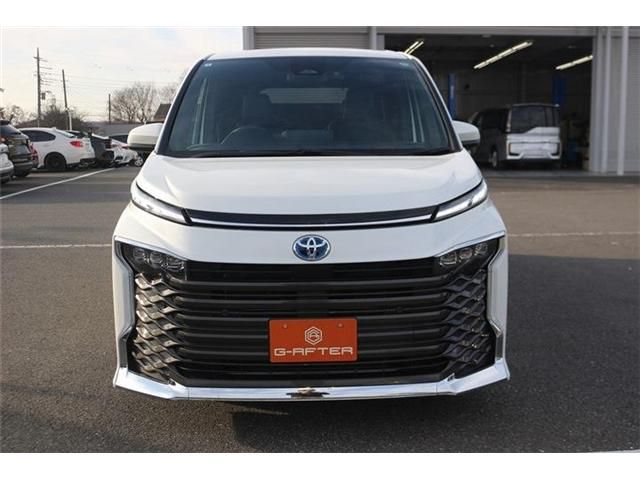 TOYOTA VOXY HYBRID 2025