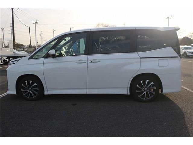 TOYOTA VOXY HYBRID 2025