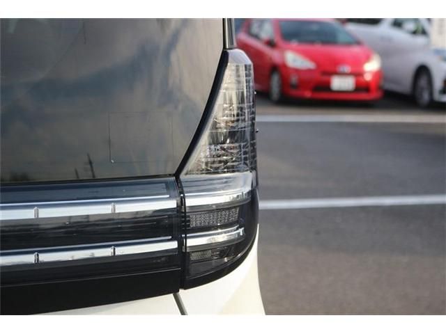 TOYOTA VOXY HYBRID 2025