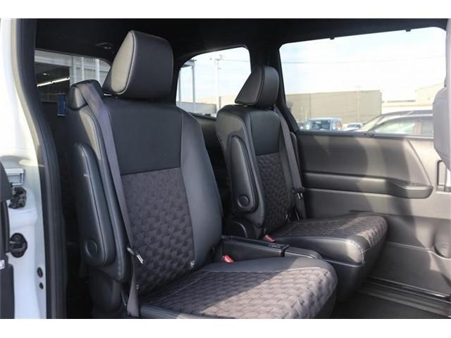 TOYOTA VOXY HYBRID 2025