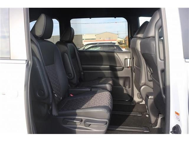 TOYOTA VOXY HYBRID 2025