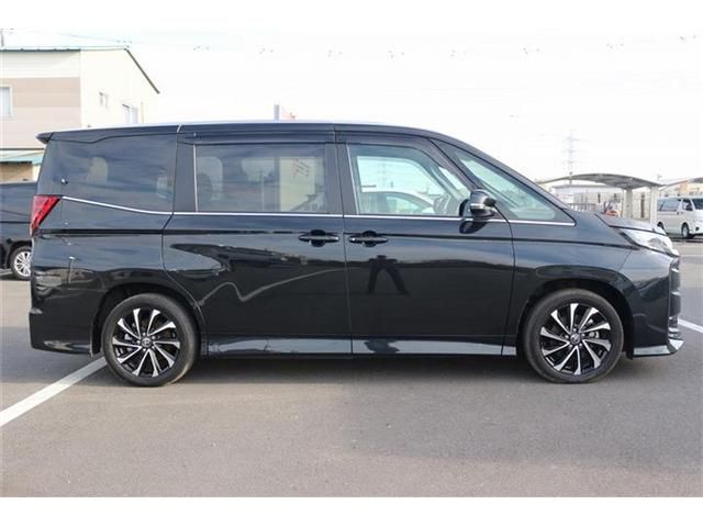 TOYOTA NOAH HYBRID 2023