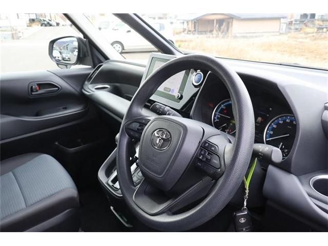 TOYOTA NOAH HYBRID 4WD 2022