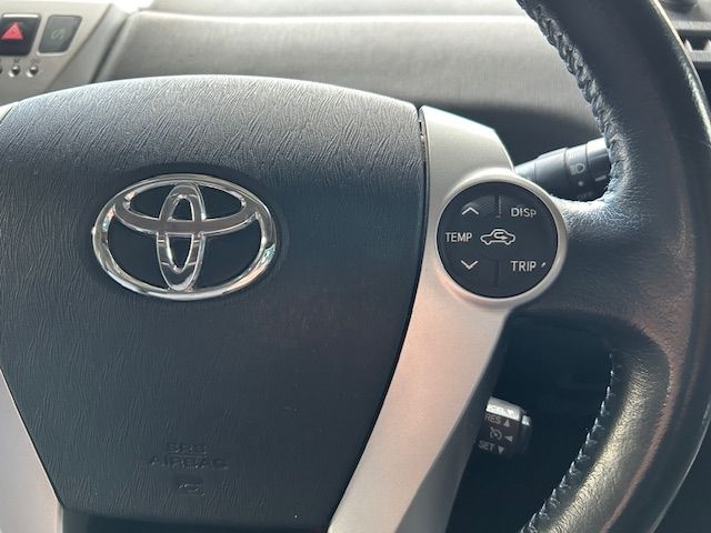 TOYOTA PRIUS Alpha 2012