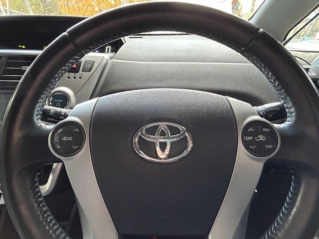 TOYOTA PRIUS Alpha 2012