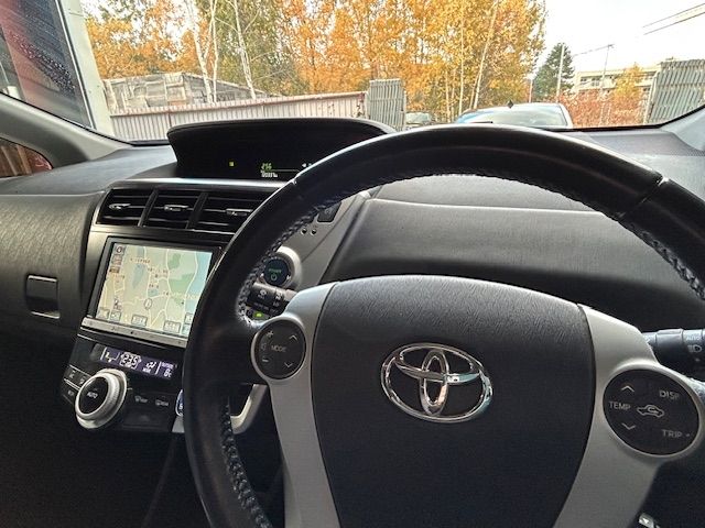 TOYOTA PRIUS Alpha 2012