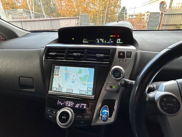 TOYOTA PRIUS Alpha 2012