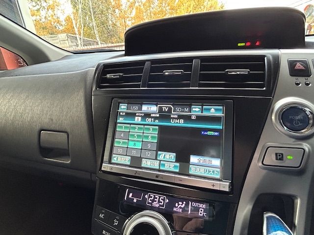 TOYOTA PRIUS Alpha 2012