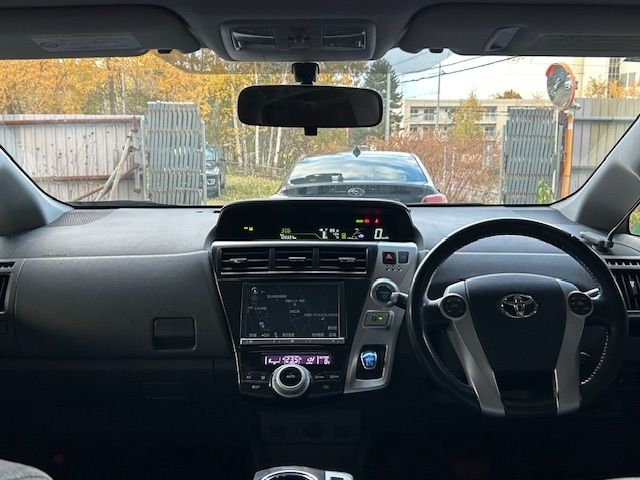 TOYOTA PRIUS Alpha 2012
