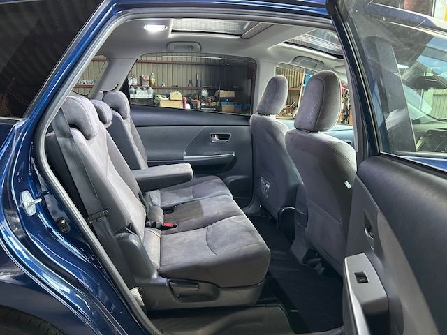 TOYOTA PRIUS Alpha 2012