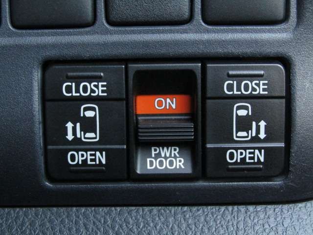 TOYOTA NOAH HYBRID 2015