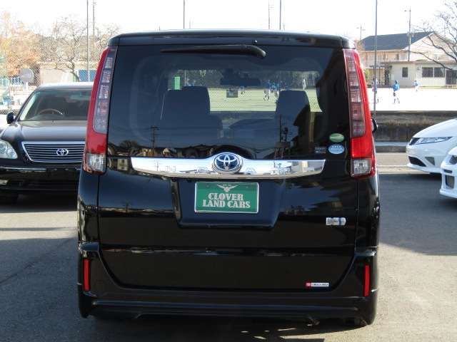 TOYOTA NOAH HYBRID 2015