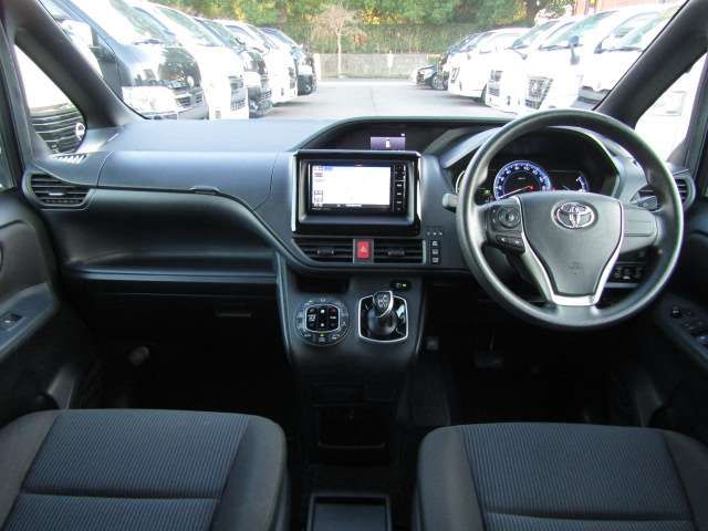 TOYOTA NOAH HYBRID 2015