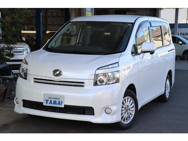 TOYOTA VOXY 2010