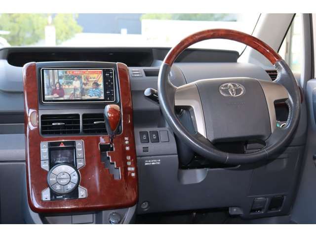 TOYOTA VOXY 2010