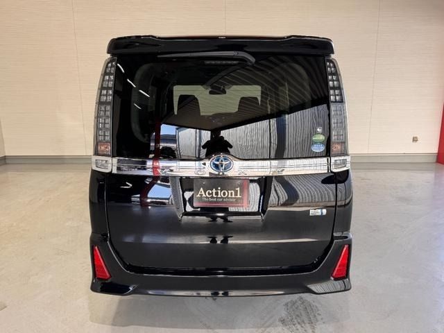 TOYOTA VOXY HYBRID 2016