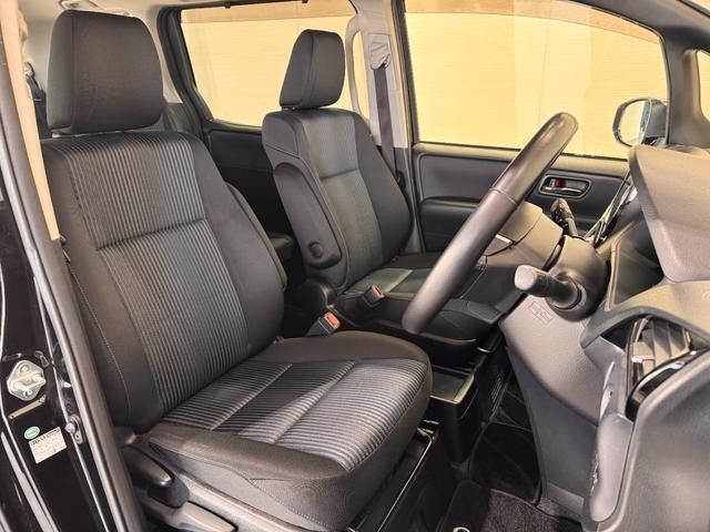 TOYOTA VOXY HYBRID 2016