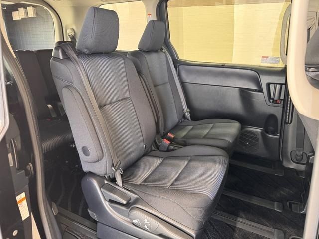 TOYOTA VOXY HYBRID 2016