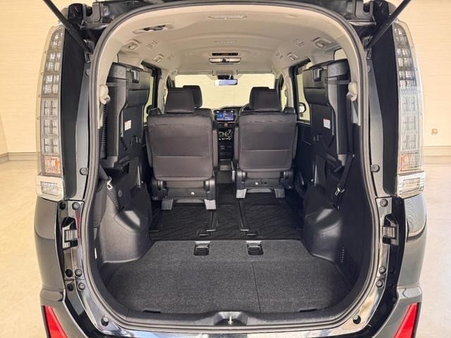 TOYOTA VOXY HYBRID 2016