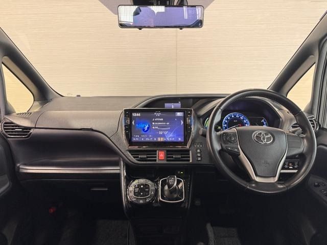 TOYOTA VOXY HYBRID 2016