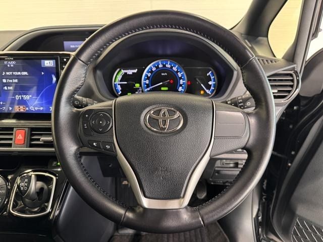 TOYOTA VOXY HYBRID 2016