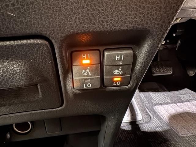 TOYOTA NOAH HYBRID 2015