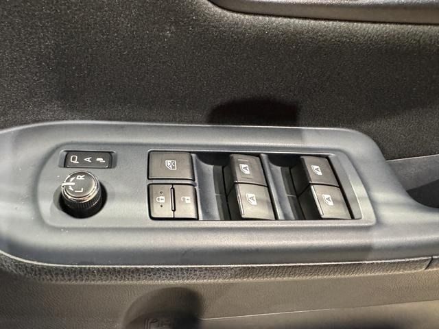 TOYOTA NOAH HYBRID 2015