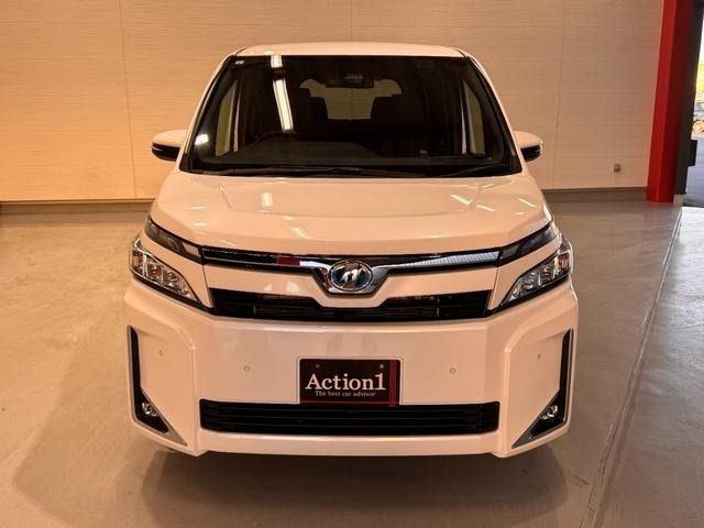 TOYOTA VOXY HYBRID 2019