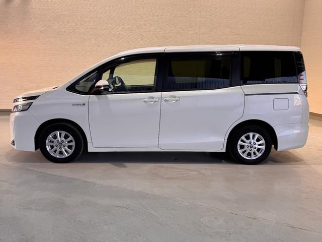 TOYOTA VOXY HYBRID 2019