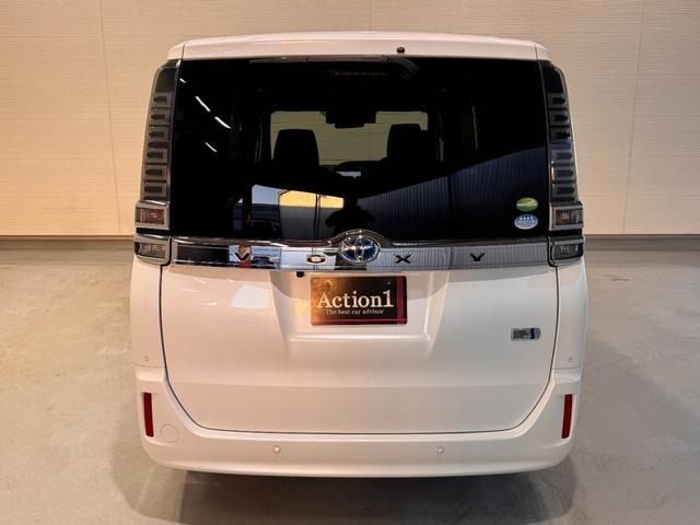 TOYOTA VOXY HYBRID 2019