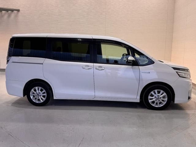 TOYOTA VOXY HYBRID 2019