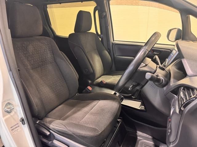 TOYOTA VOXY HYBRID 2019