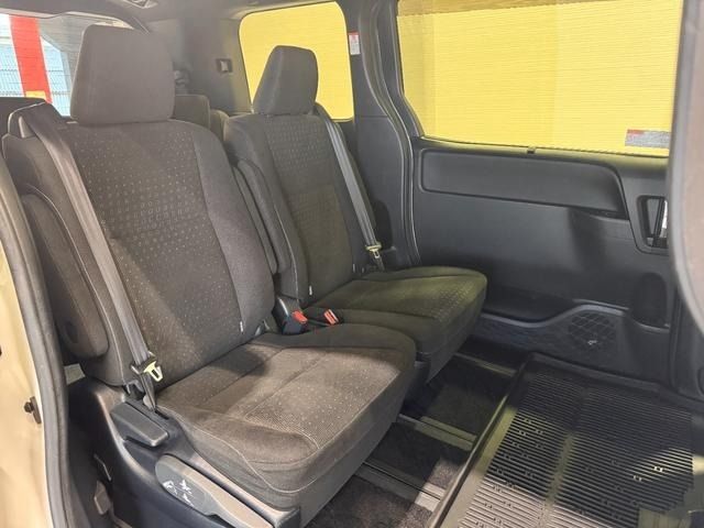 TOYOTA VOXY HYBRID 2019