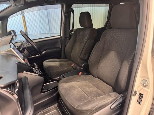 TOYOTA VOXY HYBRID 2019