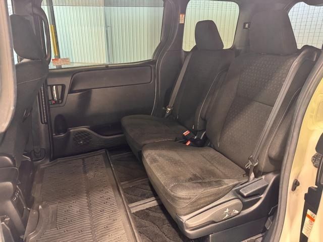 TOYOTA VOXY HYBRID 2019