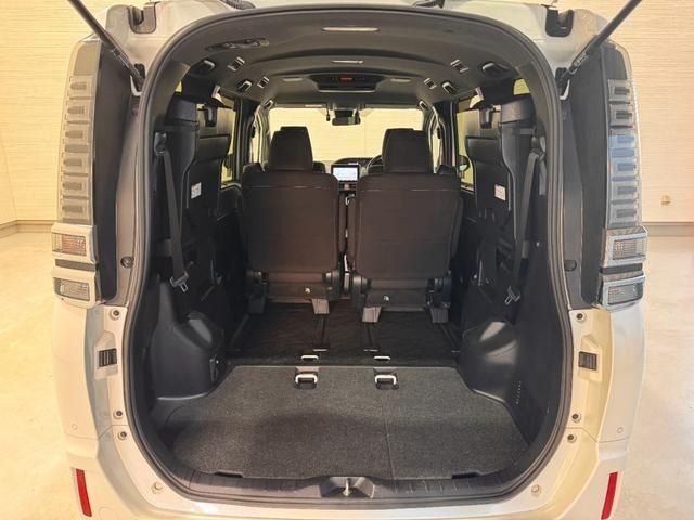 TOYOTA VOXY HYBRID 2019