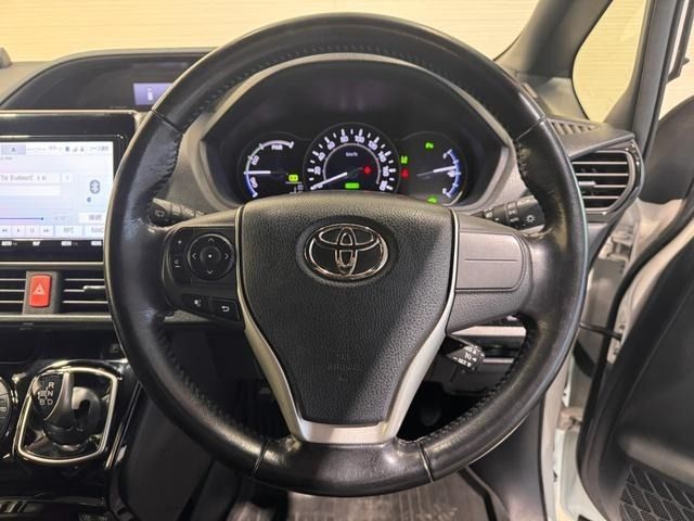 TOYOTA VOXY HYBRID 2019