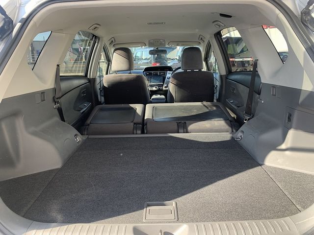 TOYOTA PRIUS Alpha 2012