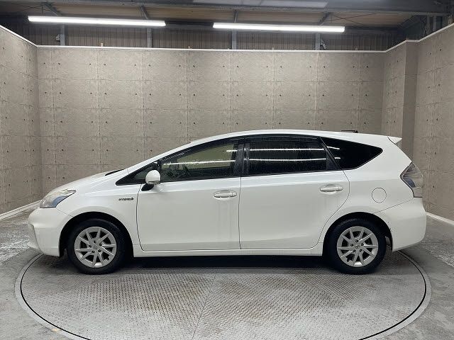 TOYOTA PRIUS Alpha 2013