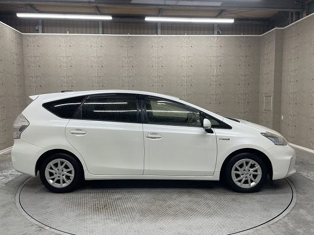 TOYOTA PRIUS Alpha 2013