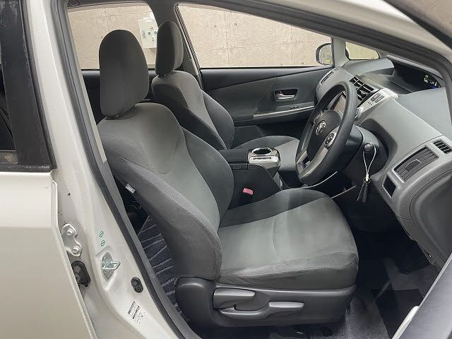 TOYOTA PRIUS Alpha 2013