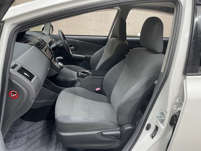 TOYOTA PRIUS Alpha 2013