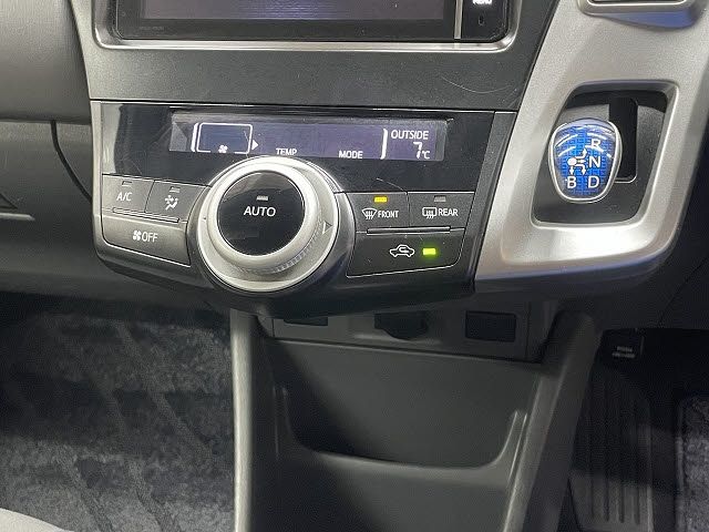 TOYOTA PRIUS Alpha 2013