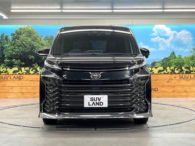TOYOTA VOXY 2023