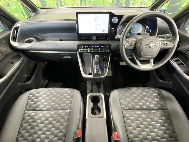 TOYOTA VOXY HYBRID 2022