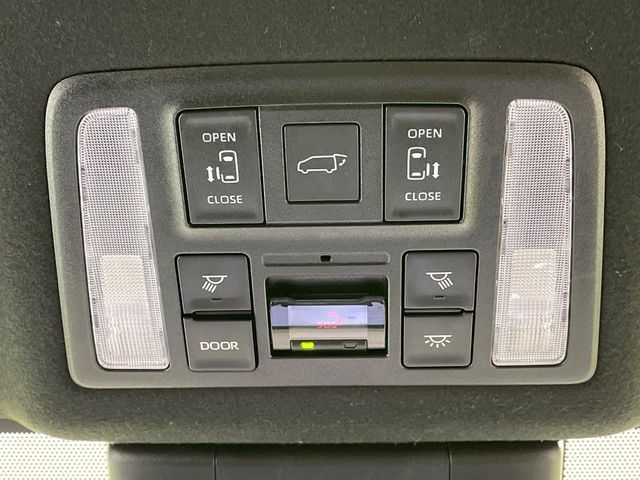 TOYOTA VOXY HYBRID 2022