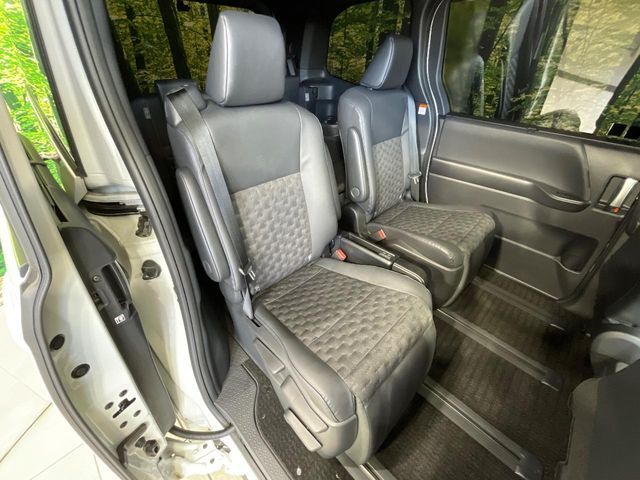 TOYOTA VOXY HYBRID 2022