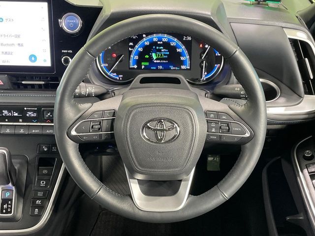 TOYOTA VOXY HYBRID 2022