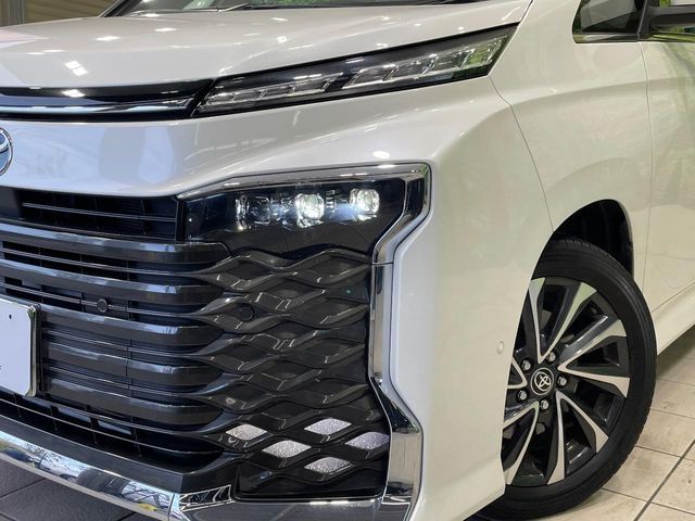 TOYOTA VOXY HYBRID 2022